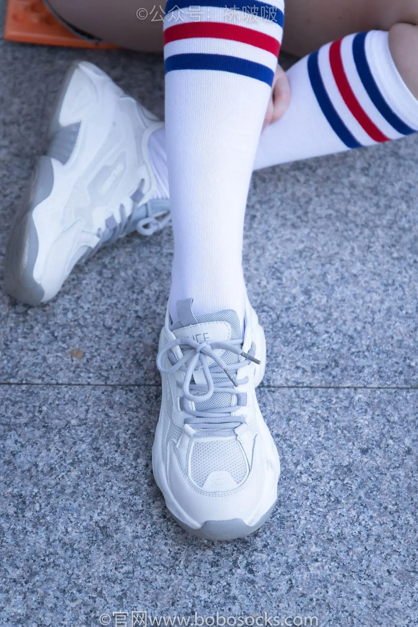 [BoBoSocks袜啵啵]NO.006 小米-运动鞋、白色小腿袜、裸足 [130P]插图2